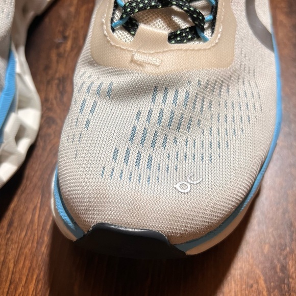 On Cloudmonster 2 women's running shoe in the Cream/Horizon colorway. - Picture 5 of 14